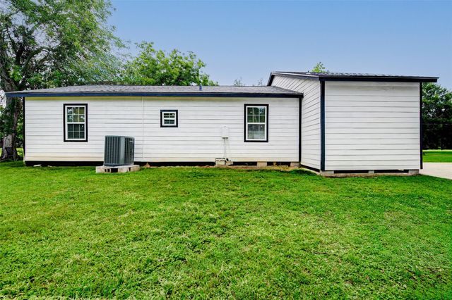 706 Beaumont St, Anahuac, TX 77514