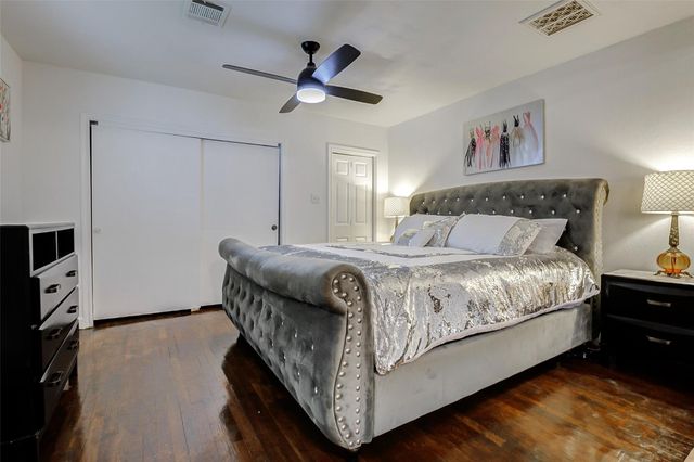 706 Beaumont St, Anahuac, TX 77514