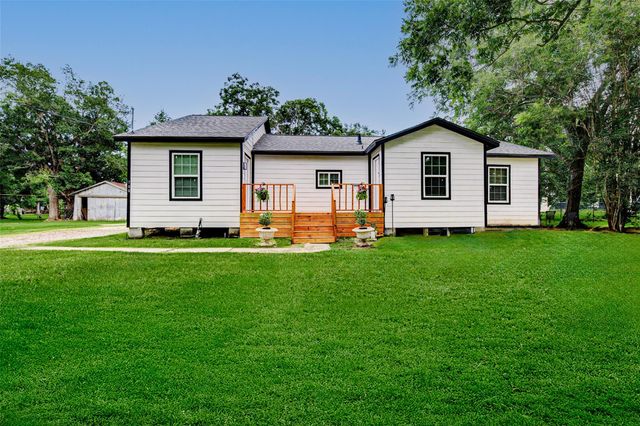 706 Beaumont St, Anahuac, TX 77514