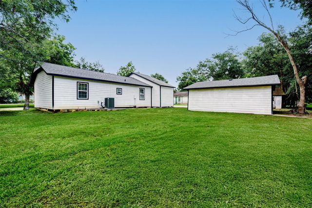 706 Beaumont St, Anahuac, TX 77514