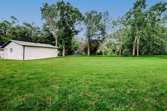706 Beaumont St, Anahuac, TX 77514