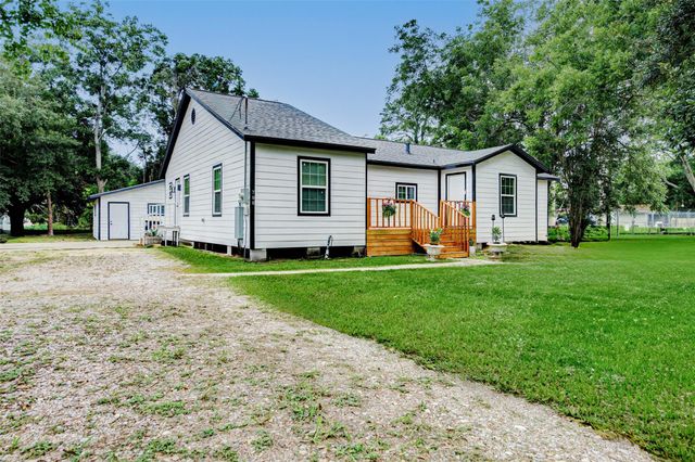 706 Beaumont St, Anahuac, TX 77514