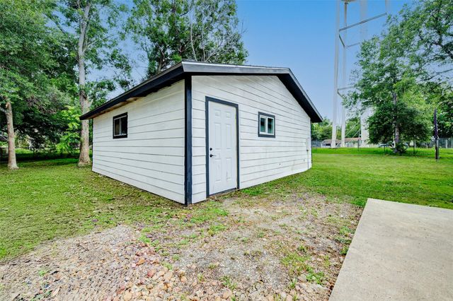 706 Beaumont St, Anahuac, TX 77514