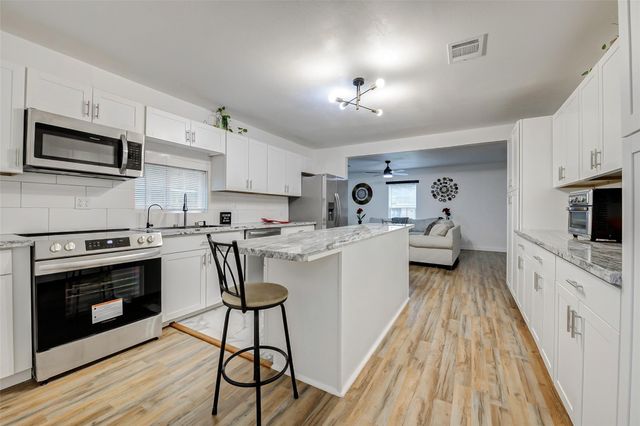 706 Beaumont St, Anahuac, TX 77514