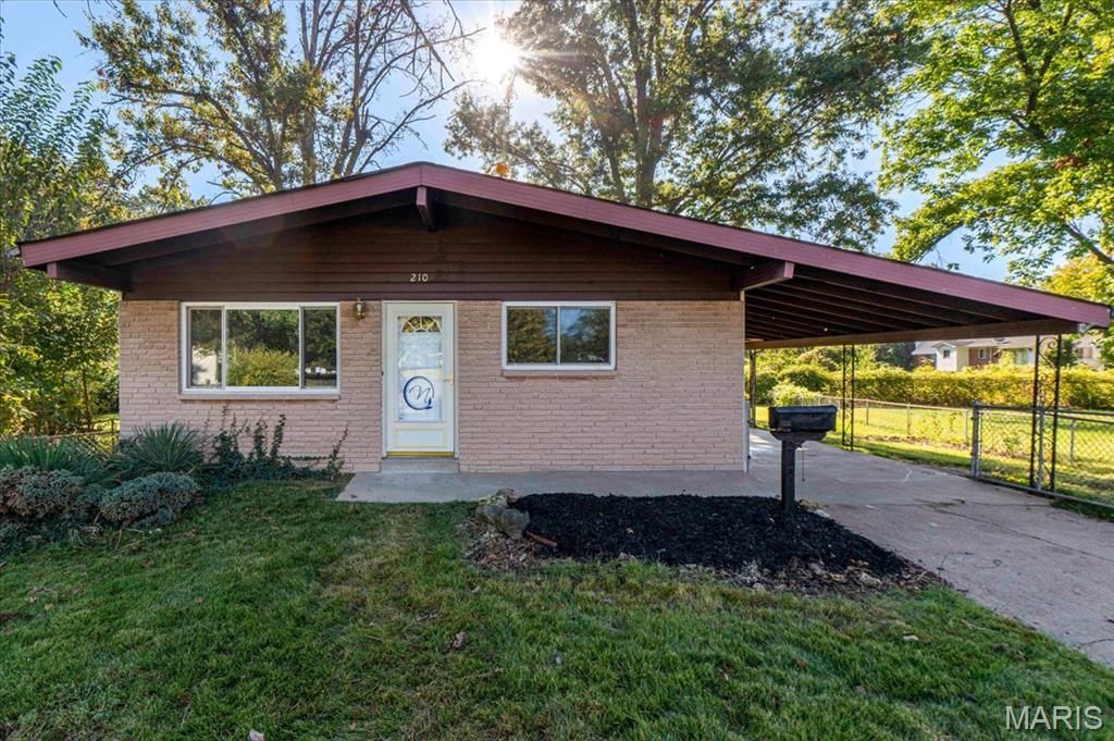 210 Versailles Drive, Florissant, MO 63031