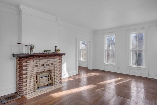 303 E 3rd St, Newton, KS 67114