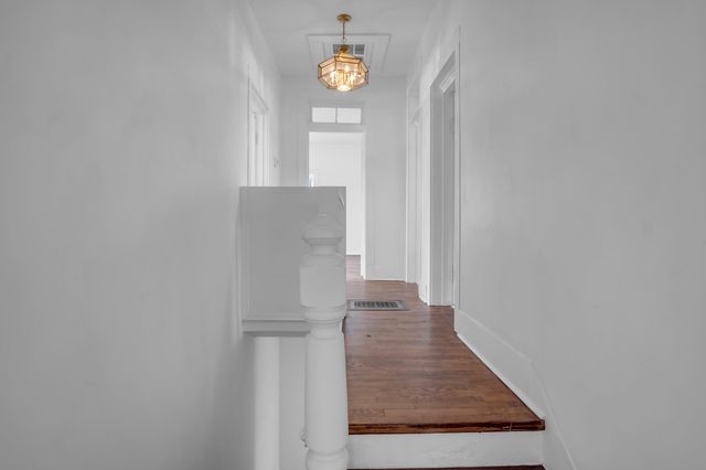 303 E 3rd St, Newton, KS 67114