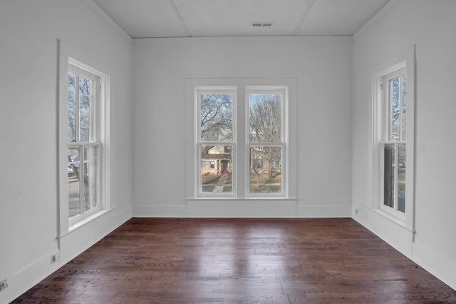 303 E 3rd St, Newton, KS 67114