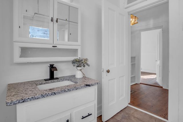 303 E 3rd St, Newton, KS 67114