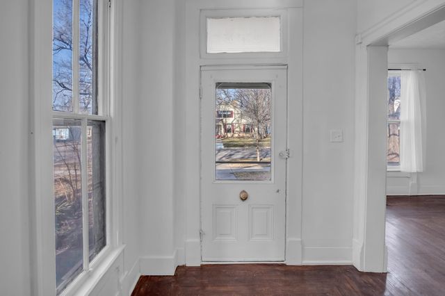 303 E 3rd St, Newton, KS 67114