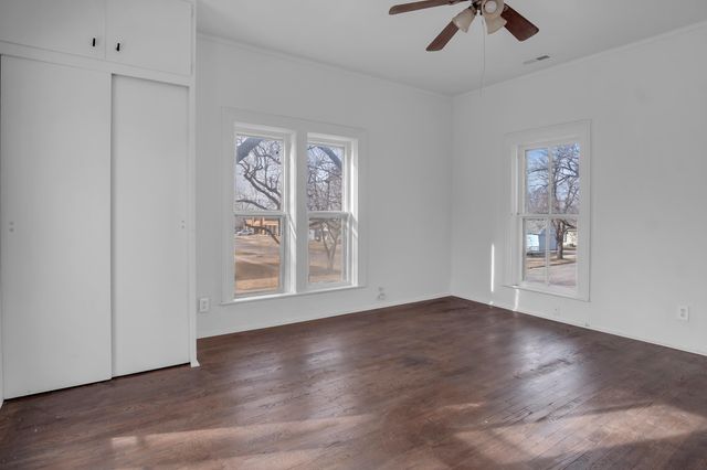 303 E 3rd St, Newton, KS 67114