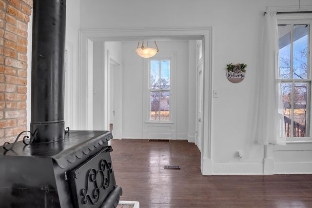 303 E 3rd St, Newton, KS 67114