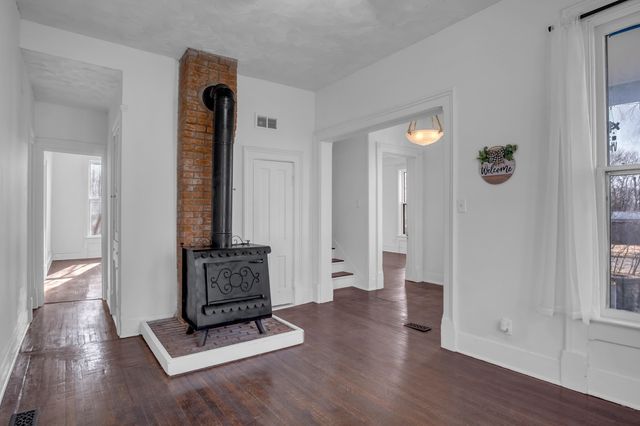 303 E 3rd St, Newton, KS 67114