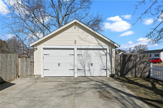 123 Beacon Street, Middletown, RI 02842