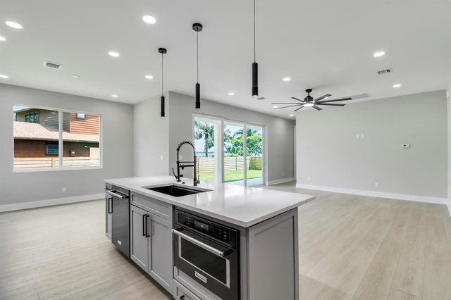 1013 NE Orange Avenue, Jensen Beach, FL 34957