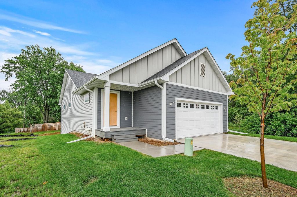201 Mccarrons Place W, Roseville, MN 55113