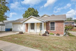 11833 McKelvey Gardens Drive, Maryland Heights, MO 63043