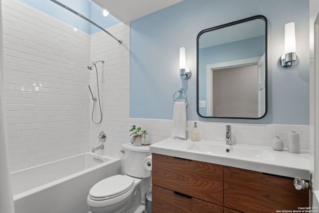 227 Halcyon Pl, San Antonio, TX 78209