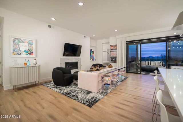 5250 E DEER VALLEY Drive 303, Phoenix, AZ 85054