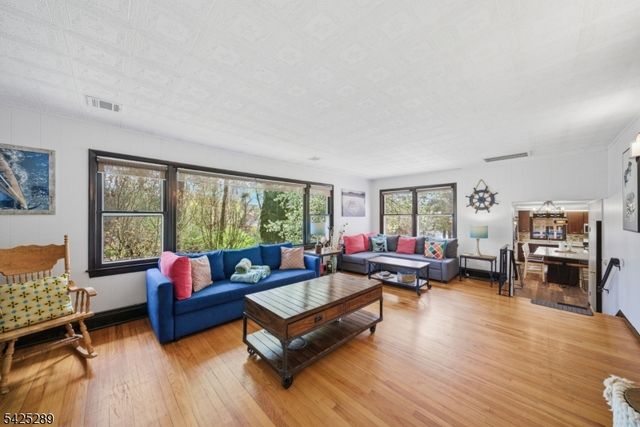 11 Deane Rd, Hopatcong Boro, NJ 07843