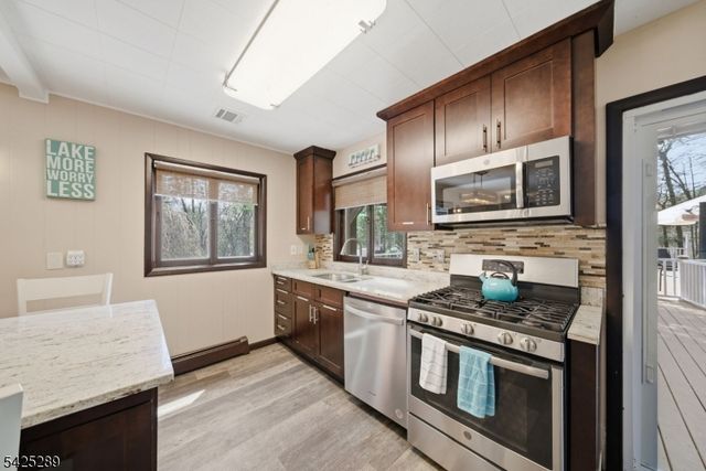 11 Deane Rd, Hopatcong Boro, NJ 07843