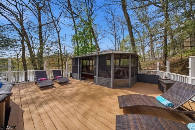 11 Deane Rd, Hopatcong Boro, NJ 07843