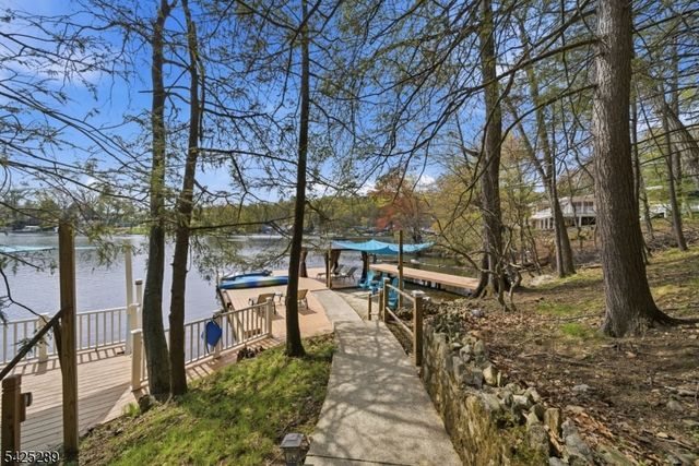 11 Deane Rd, Hopatcong Boro, NJ 07843