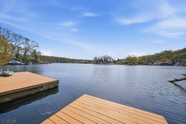 11 Deane Rd, Hopatcong Boro, NJ 07843