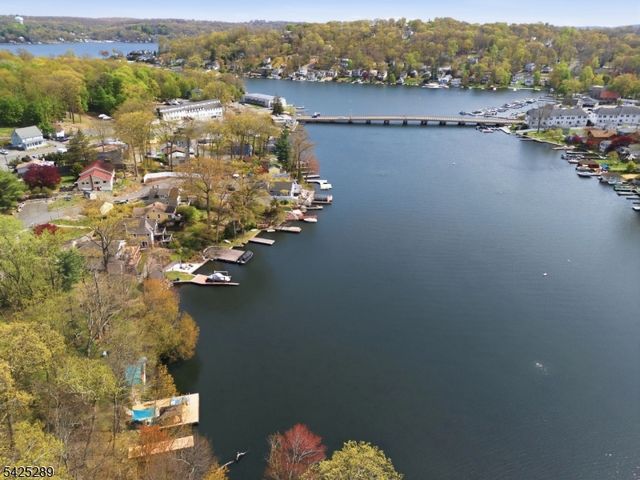 11 Deane Rd, Hopatcong Boro, NJ 07843