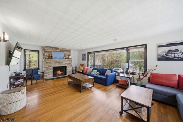 11 Deane Rd, Hopatcong Boro, NJ 07843