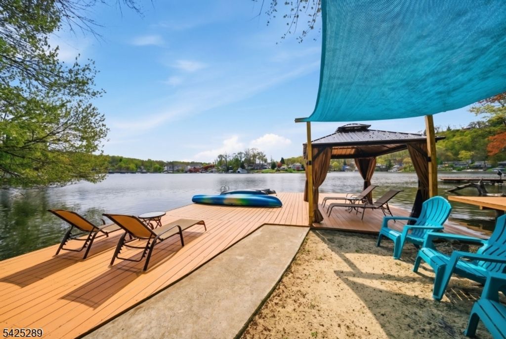 11 Deane Rd, Hopatcong Boro, NJ 07843