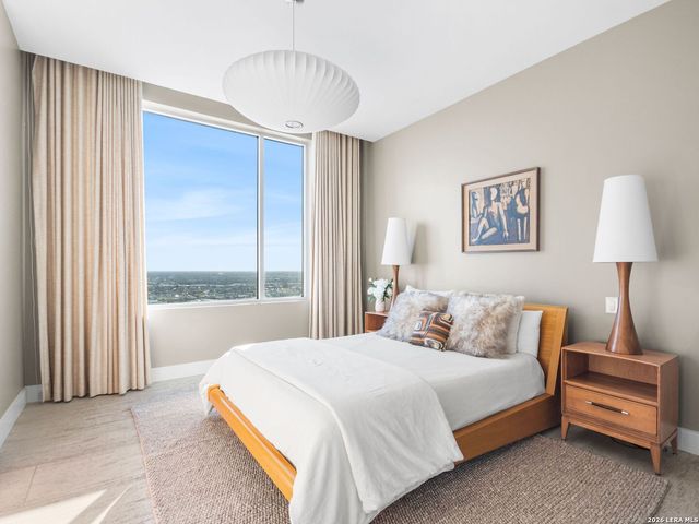 610 E Market St Unit 2807, San Antonio, TX 78205