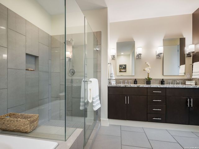 610 E Market St Unit 2807, San Antonio, TX 78205