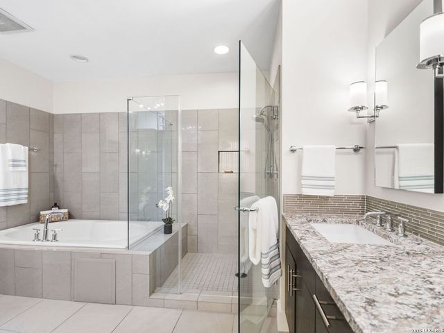 610 E Market St Unit 2807, San Antonio, TX 78205