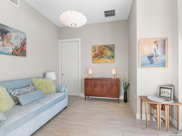 610 E Market St Unit 2807, San Antonio, TX 78205