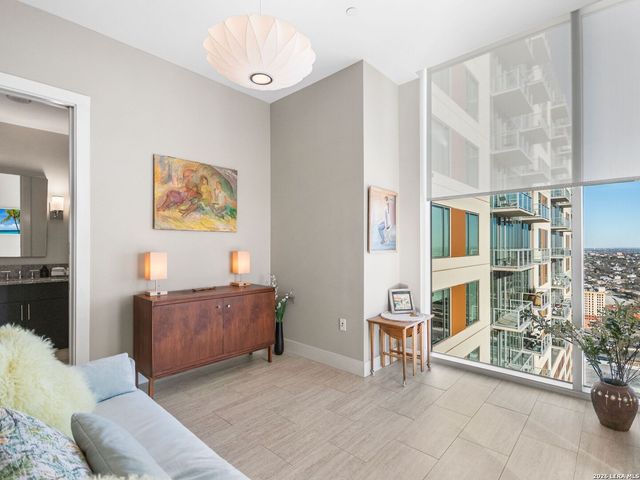 610 E Market St Unit 2807, San Antonio, TX 78205