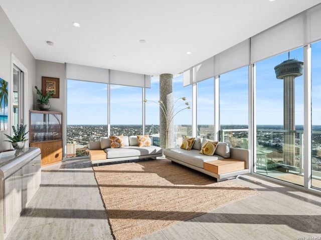 610 E Market St Unit 2807, San Antonio, TX 78205