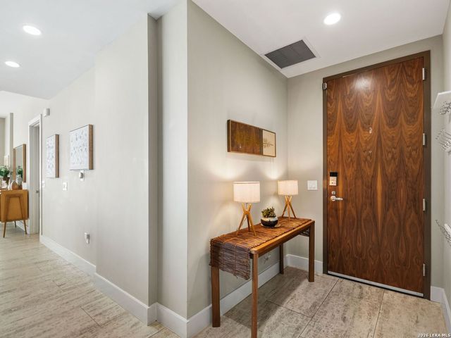 610 E Market St Unit 2807, San Antonio, TX 78205