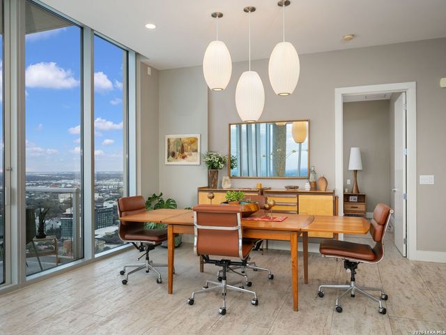 610 E Market St Unit 2807, San Antonio, TX 78205