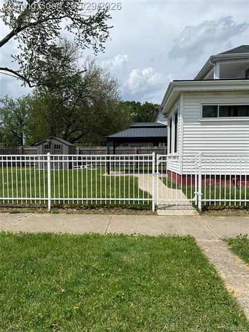 9001 Riverdale, Redford, MI 48239