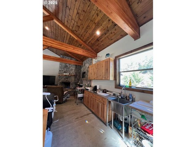 4696 COW CREEK Rd, Riddle, OR 97469