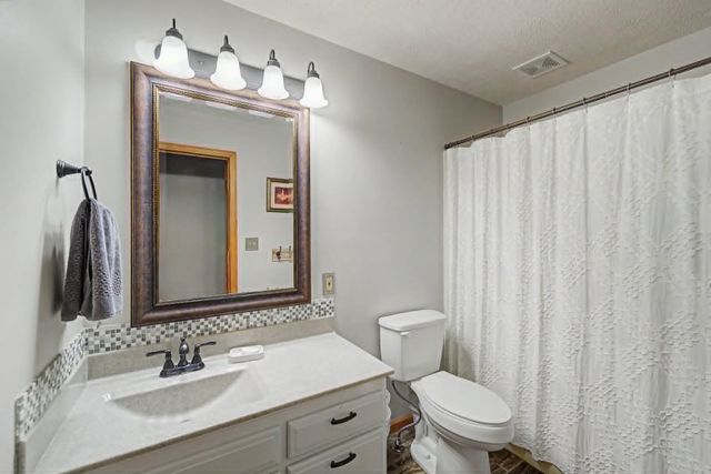 1220 Fredrich Dr., Salina, KS 67401