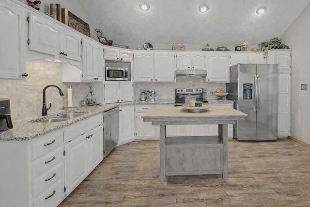 1220 Fredrich Dr., Salina, KS 67401