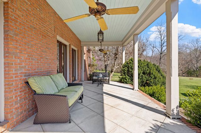 1099 E Gaines St, Lawrenceburg, TN 38464