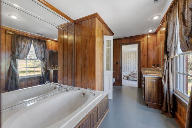 1099 E Gaines St, Lawrenceburg, TN 38464