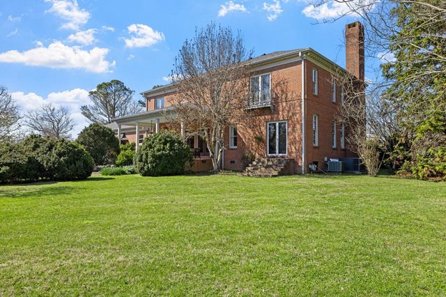 1099 E Gaines St, Lawrenceburg, TN 38464