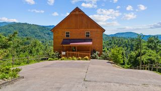 320 Pinnacle Cottage Way, Gatlinburg, TN 37738
