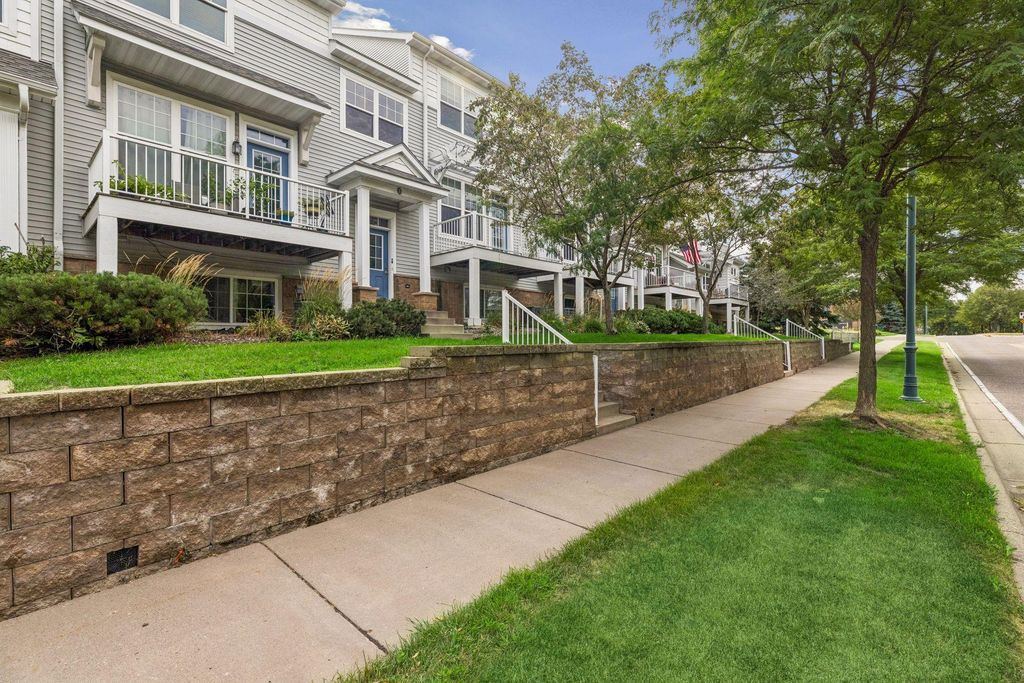 1662 Village Trail E 3, Maplewood, MN 55109