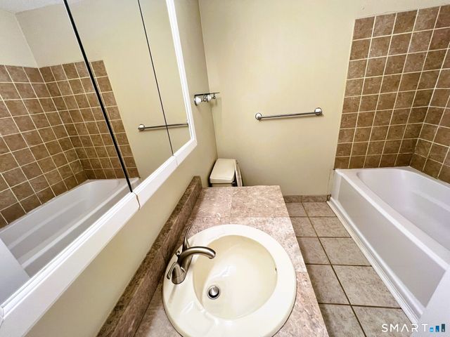 20 New Hampshire Drive 1D, New Britain, CT 06052