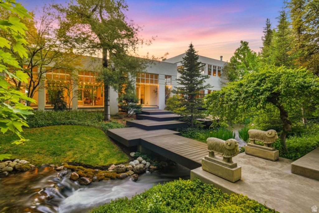 Image 2 of property listing at 2552 E WALKER LN, Salt Lake City, UT 84117